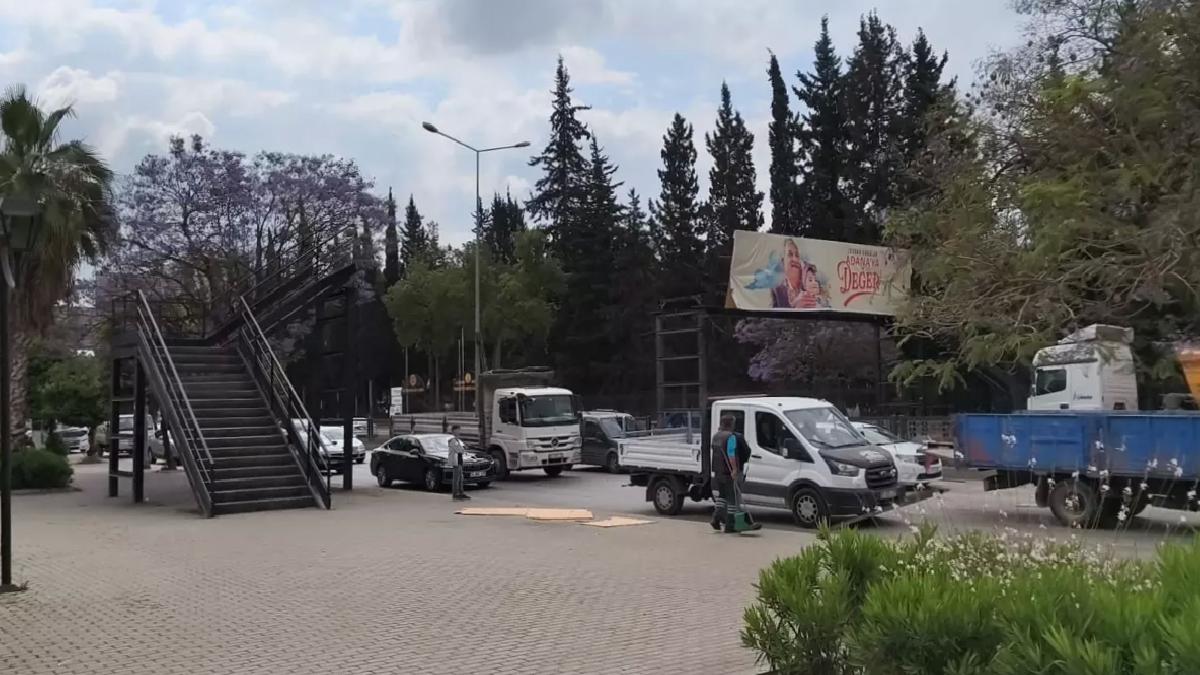 Adana’da TIR, Yaya Üst Geçidine Çarptı