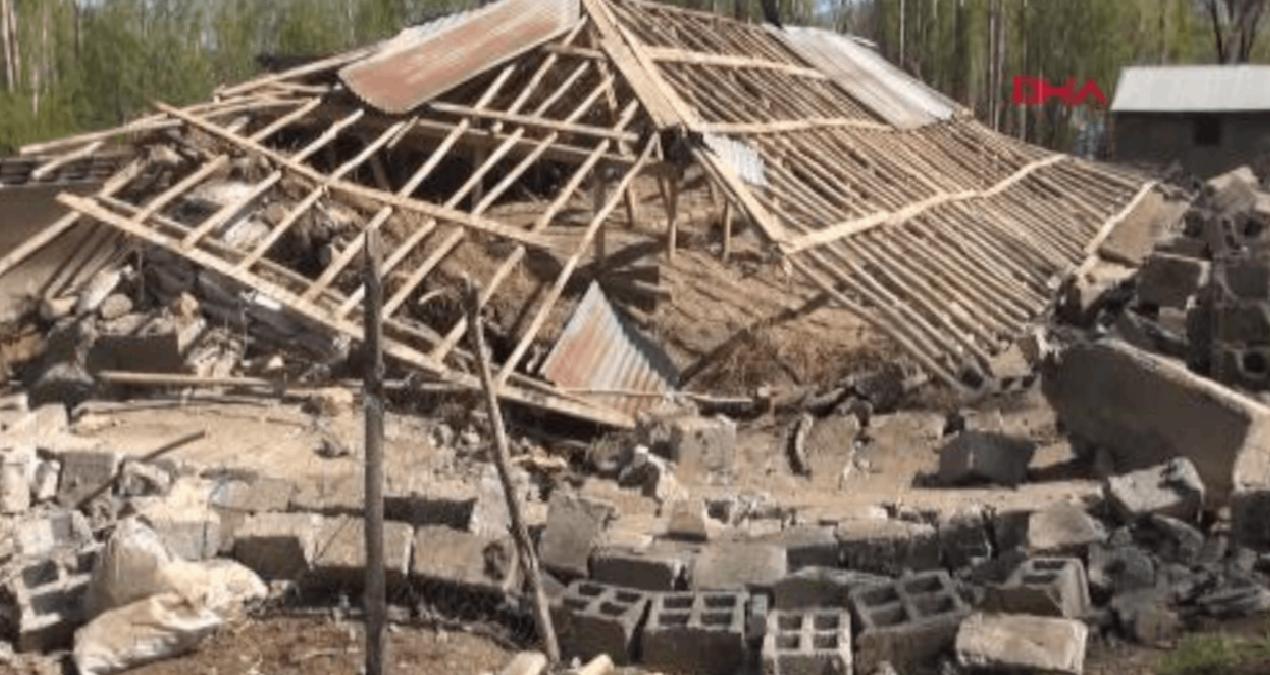 Ahır çöktü; 2 büyükbaş ile 50 tavuk öldü
