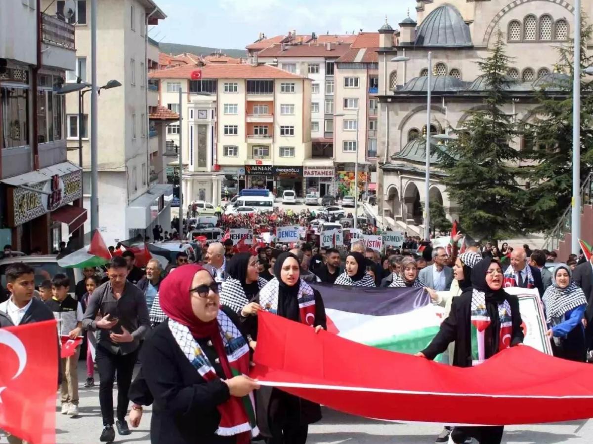 Akdağmadeni’nde Filistin’e destek yürüyüşü düzenlendi