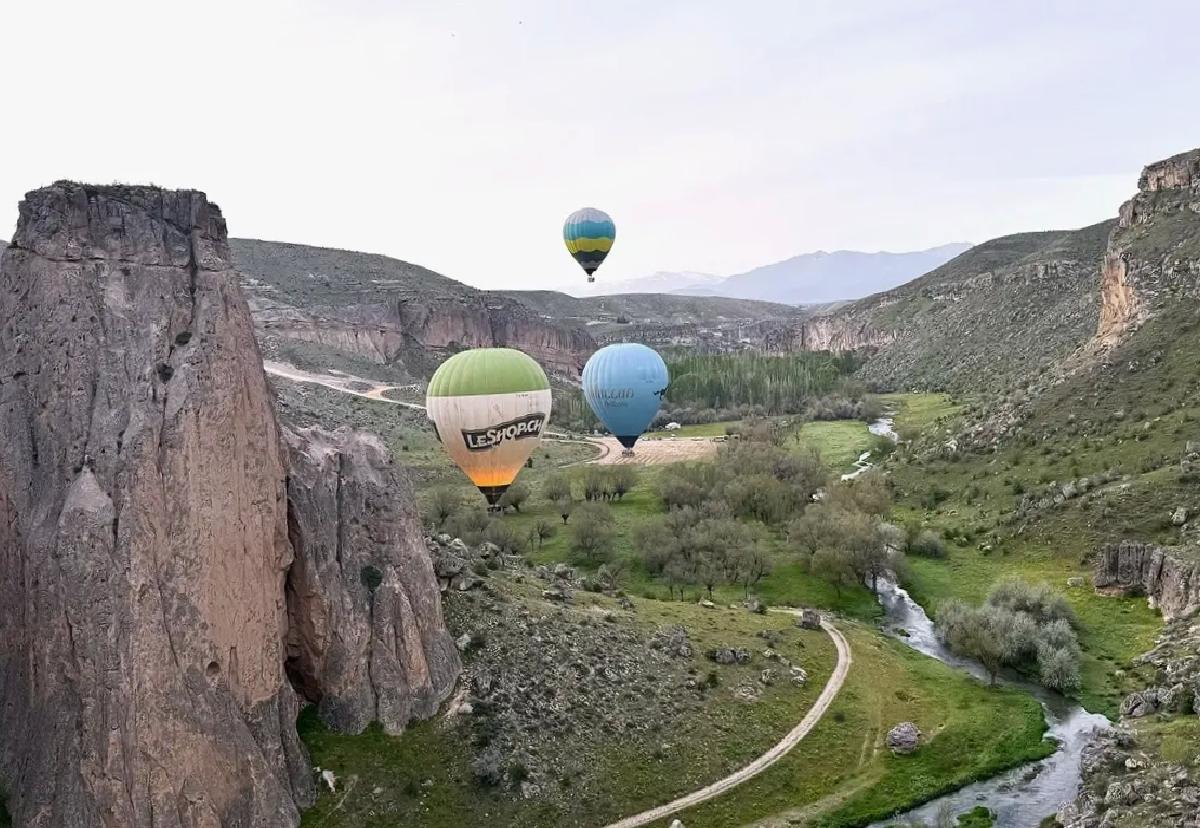 Aksaray’da balon turuna katılan kadınlar Ihlara Vadisi’ni ve Selime Katedrali’ni kuş bakışı izledi