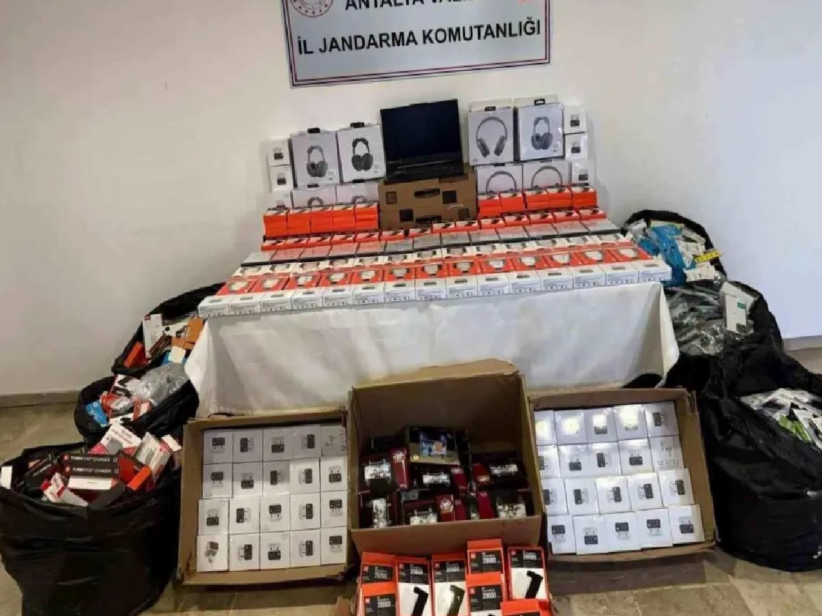 Aksu’da Kaçak Telefon Aksesuarlarına Baskın