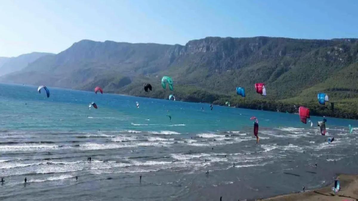 Akyaka’da Kite Sörf Şenliği