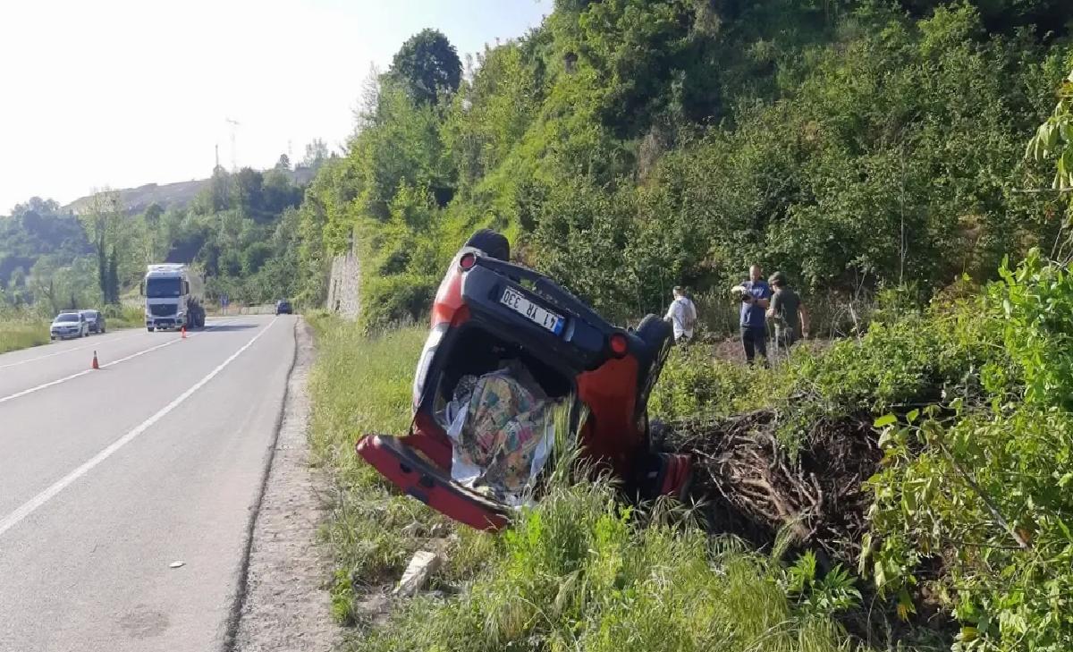 Akyazı’da otomobil devrildi, 4 yaralı