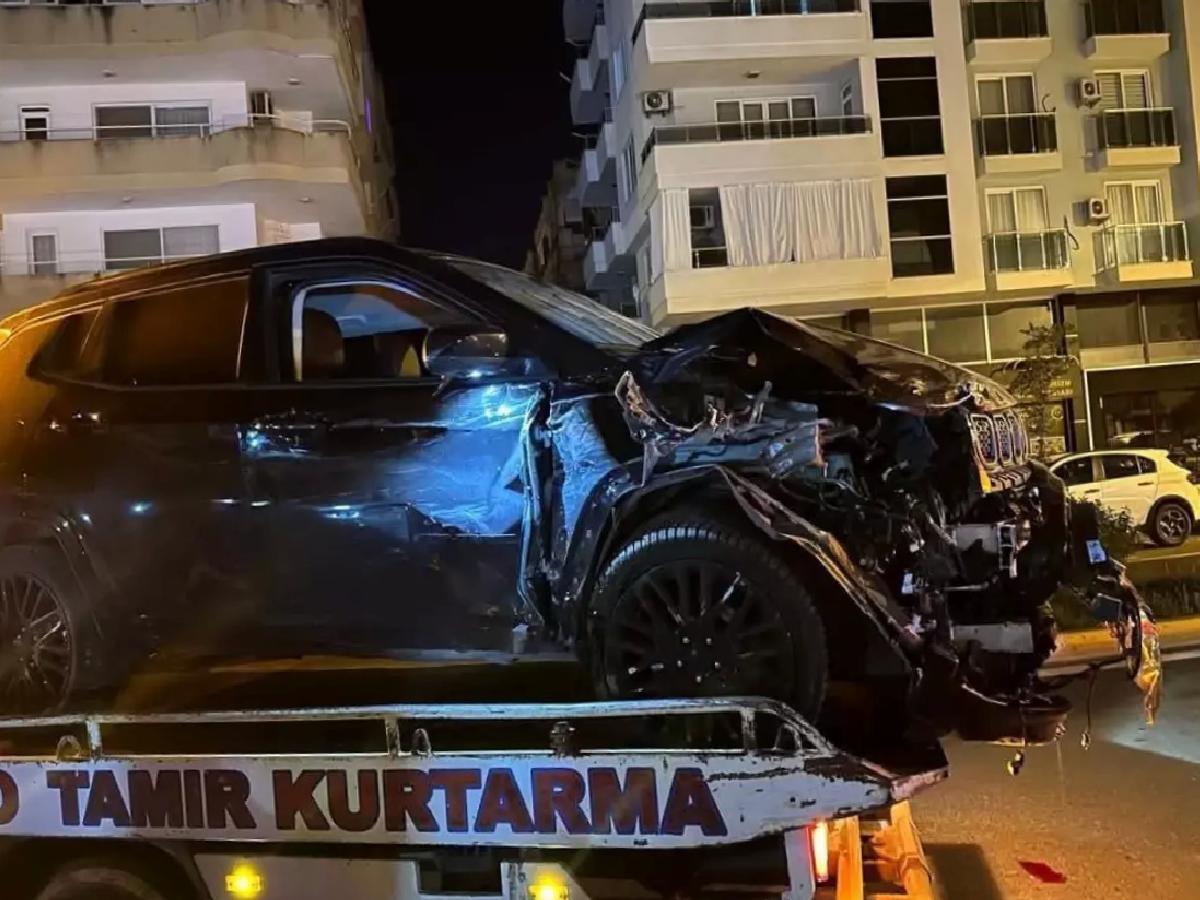 Alanya’da Alkollü Sürücü Park Halindeki Araçlara Çarptı