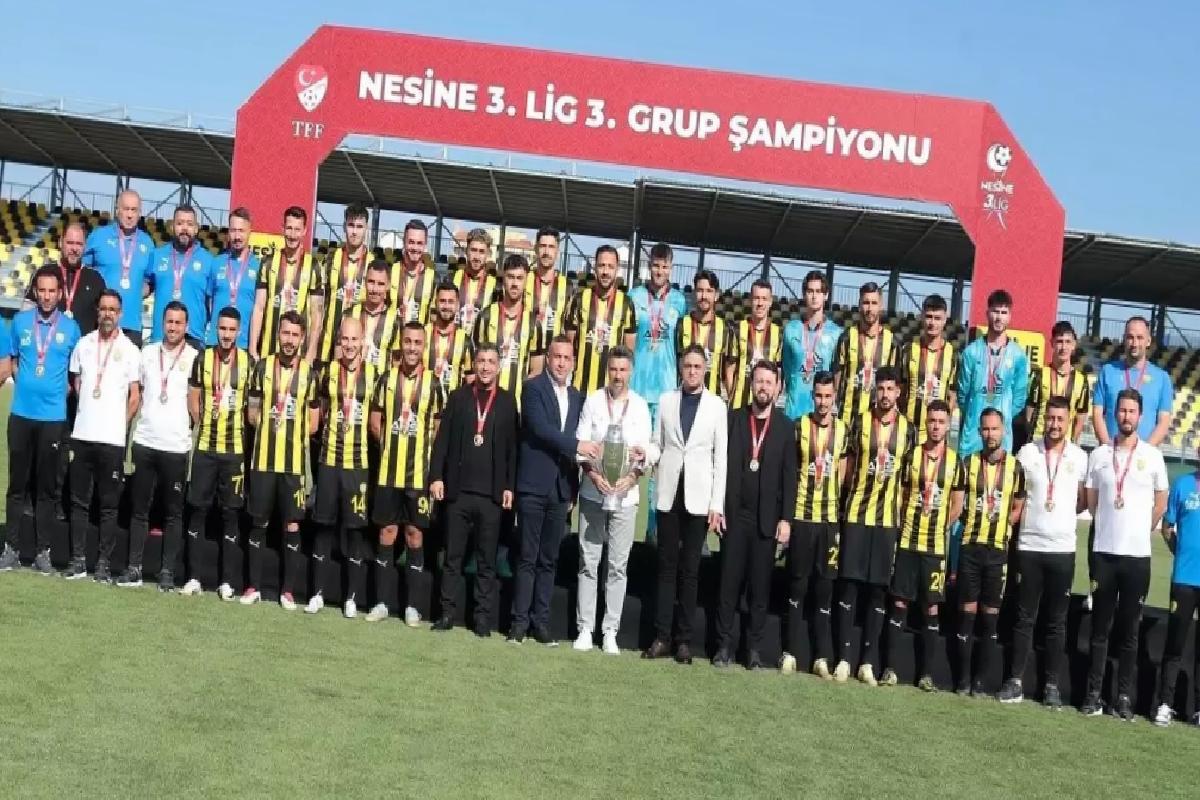 Aliağa FK Namağlup Şampiyonluğunu İlan Edip Kupasını Kaldırdı