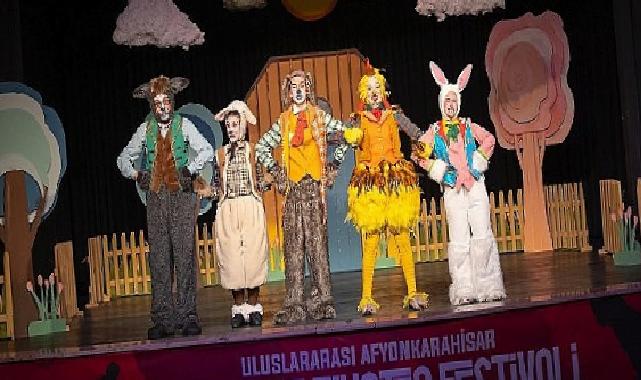 Alkışlar Karabağlar Kent Tiyatrosu’na