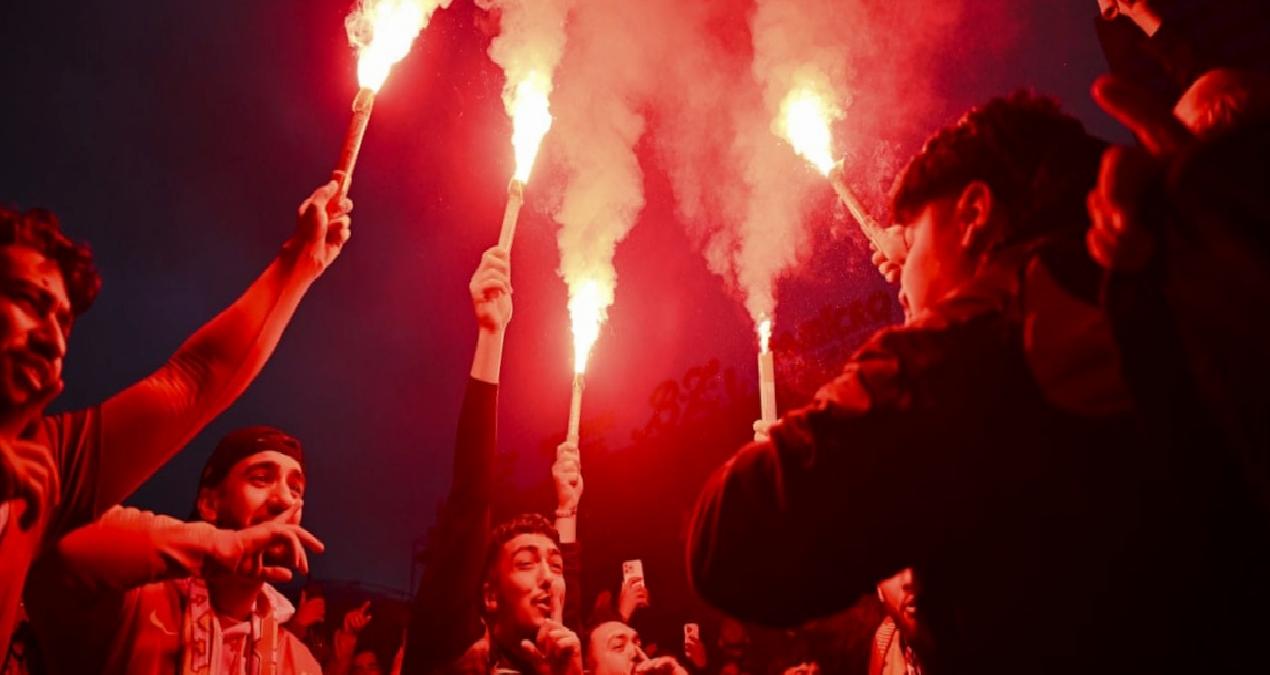 Alman turistler Galatasaray’ın şampiyonluğunu kutladı