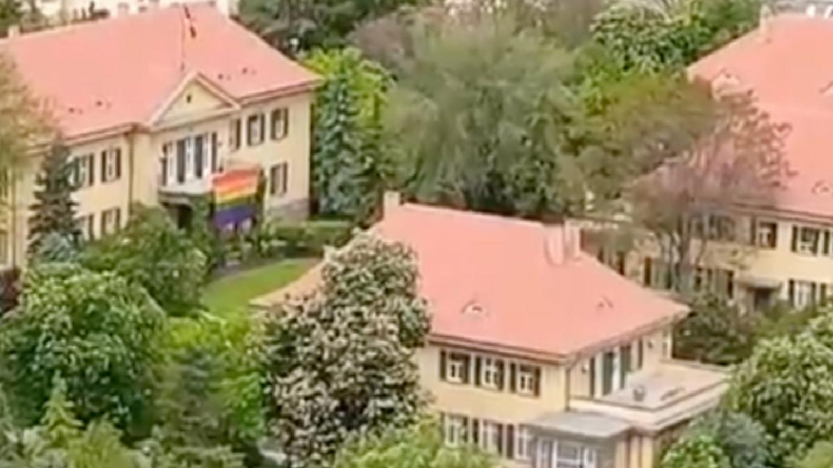 Almanya’nın Ankara Büyükelçiliği’nde LGBT flaması
