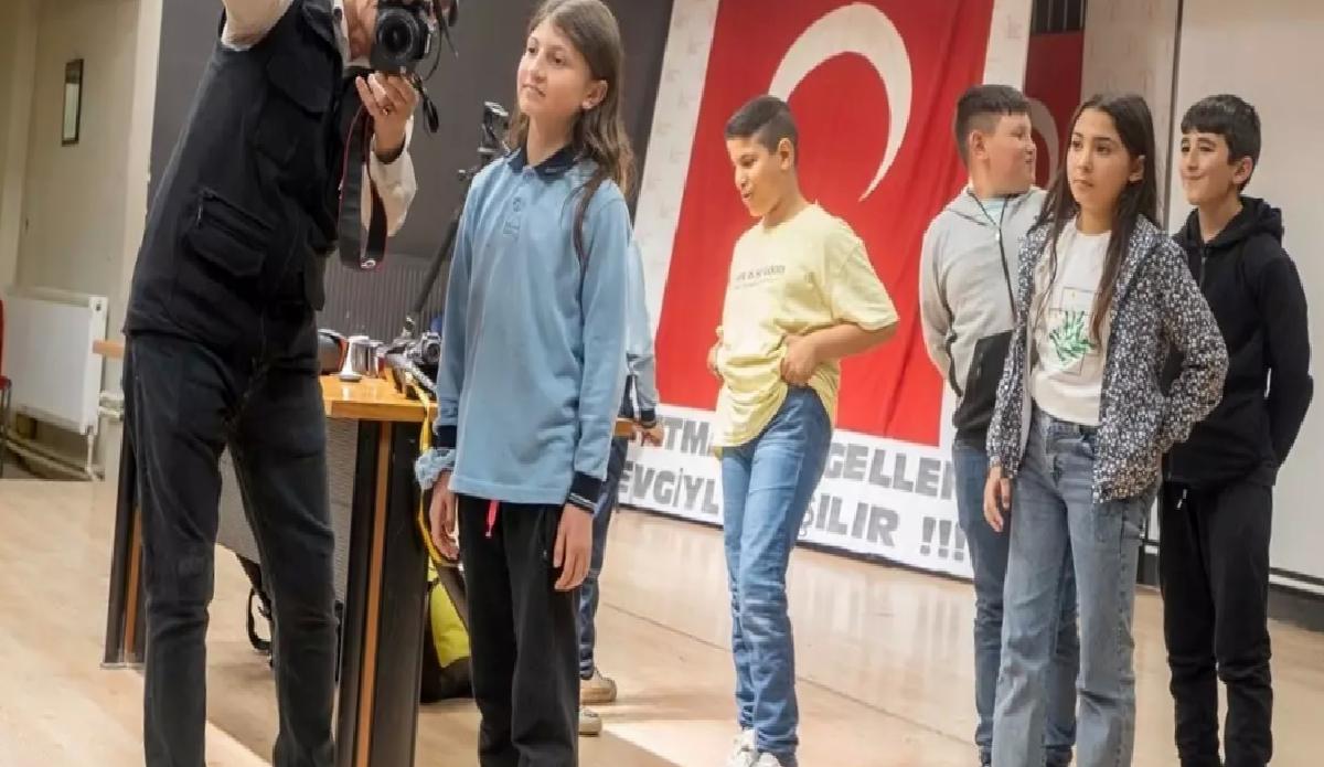 Altıntaş’ta Öğrencilere Fotoğrafçılık Eğitimi