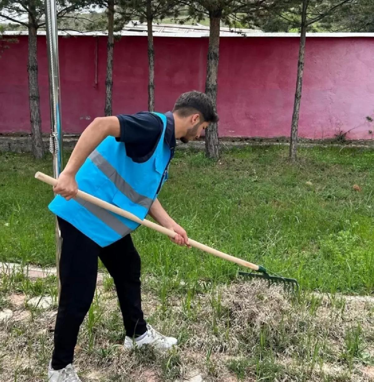 Alucra’daki şehitlikte yüksekokul öğrencilerinden temizlik ve çevre düzenlemesi