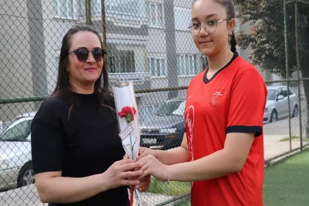Amasis Kadın Futbol Takımı’ndan Anneler Günü Sürprizi