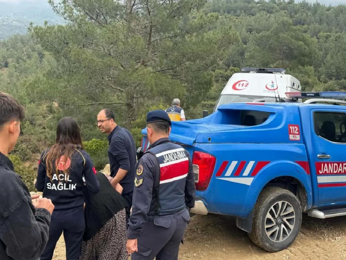 Ambulans Çamura Saplandı, Jandarma Kurtardı