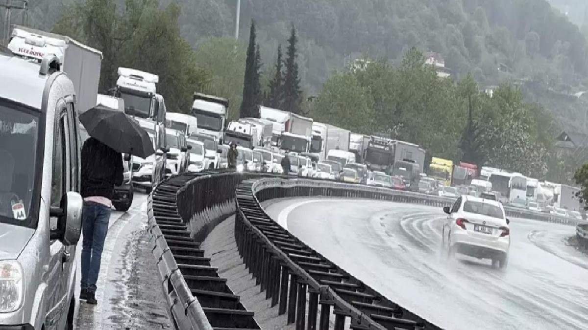 Anadolu Otoyolu’nda Tır Devrildi