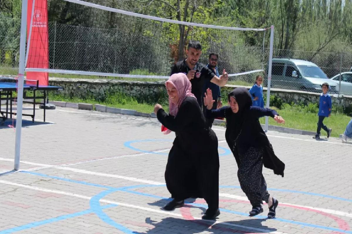 Anadolu Sultanları voleybol takımı oyuncuları çocuklarıyla geleneksel çocuk oyunları yarışmalarına katıldı