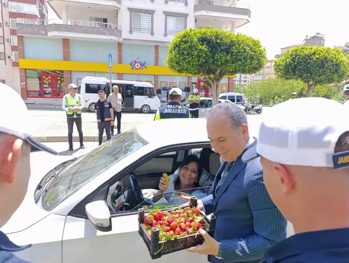 Anamur’da Sürücülere Meyve İkramı