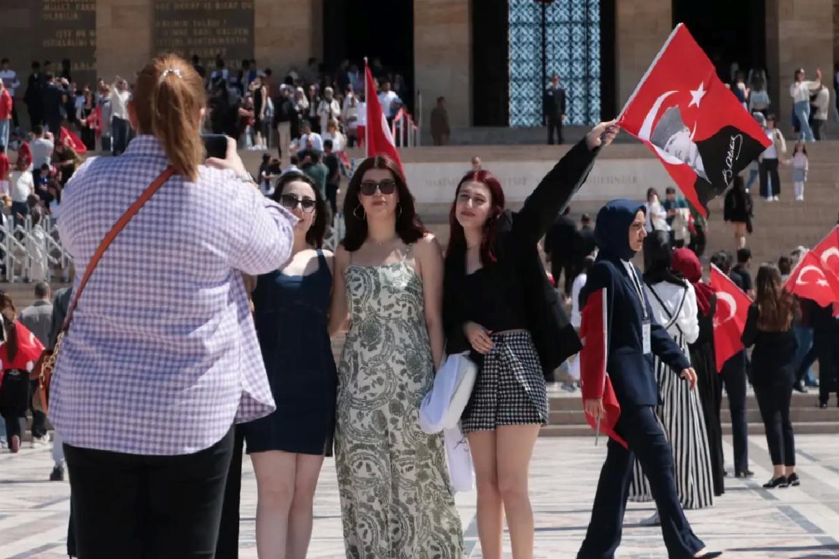 Anıtkabir’e binlerce ziyaretçi