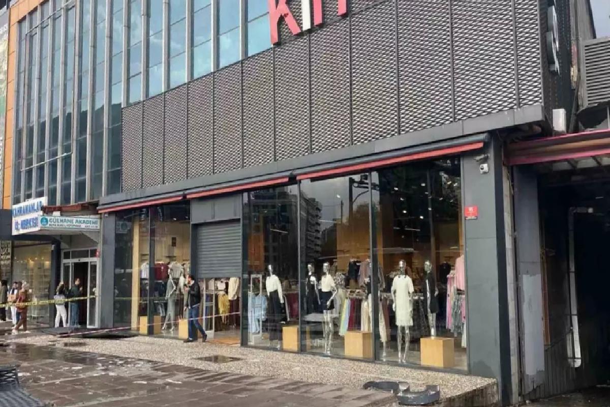 Ankara’da fırtına mağaza tabelasını caddeye savurdu