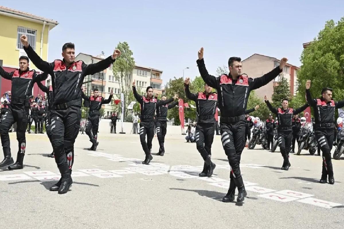 Ankara’da Yunus Polislerinden Bayram Gösterisi