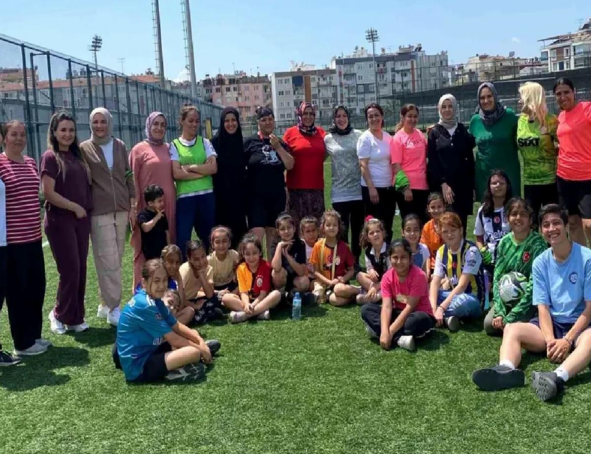 Anneler Futbol Oynadı