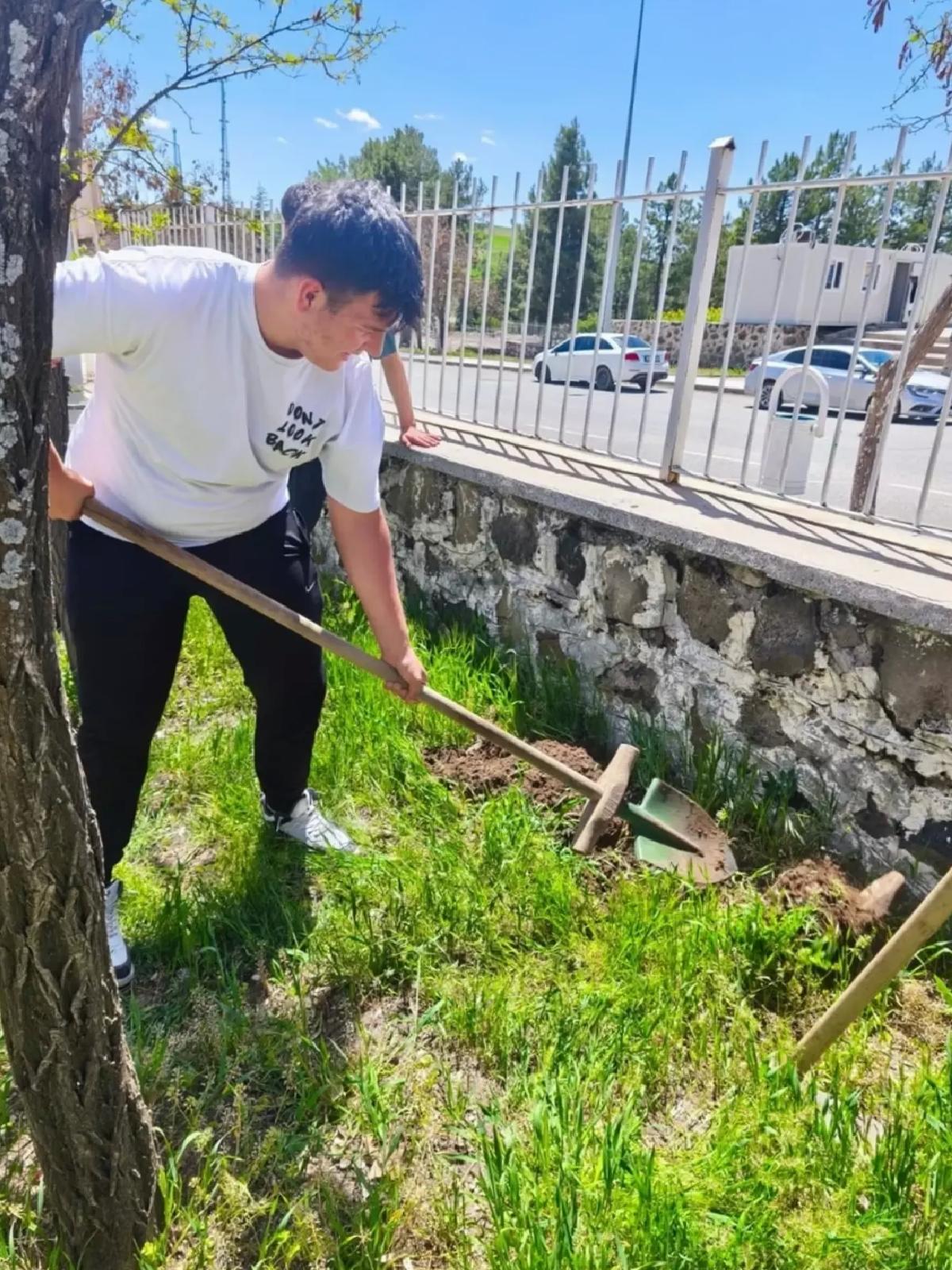 Arguvan’da öğrenciler okul bahçesine fidan dikti