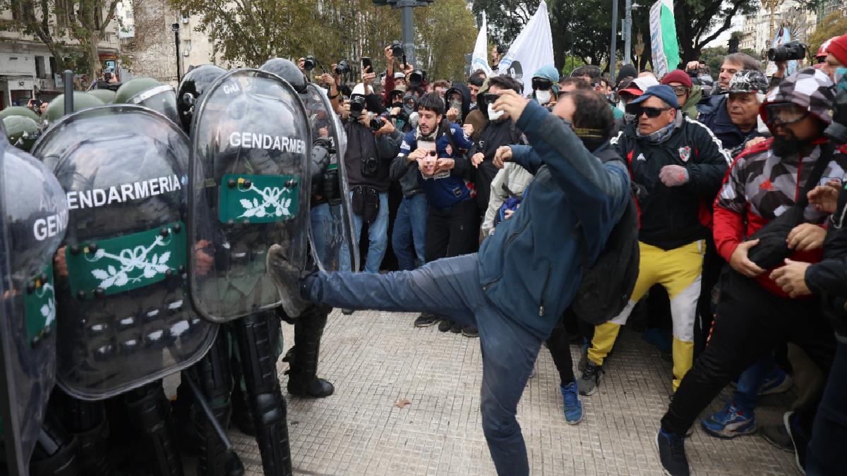 Arjantin’de emekli maaşına zam protestolarında polis şiddeti