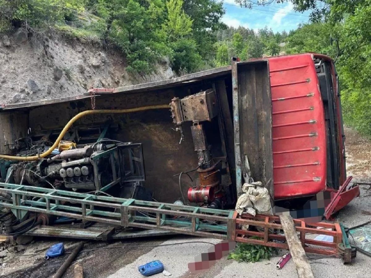 Artvin’de Kamyon Devrildi: 1 Ölü, 2 Yaralı