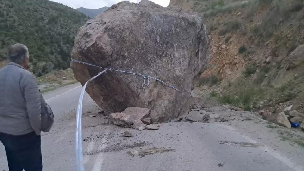 Artvin’de Kaya Düşmesi Ulaşıma Engel