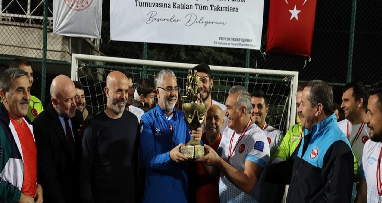 Asgari ücret pul oldu bakan top peşinde