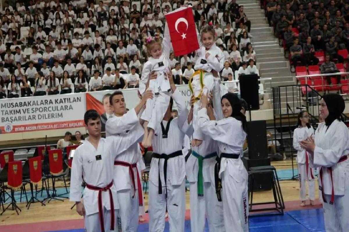 Atatürk’ü Anma Gençlik ve Spor Bayramı Erzincan’da Coşkuyla Kutlandı