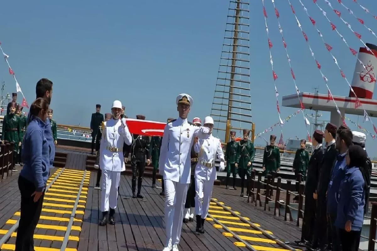 Atatürk’ü temsil eden bayrak Samsun’da karaya çıkarıldı (1)