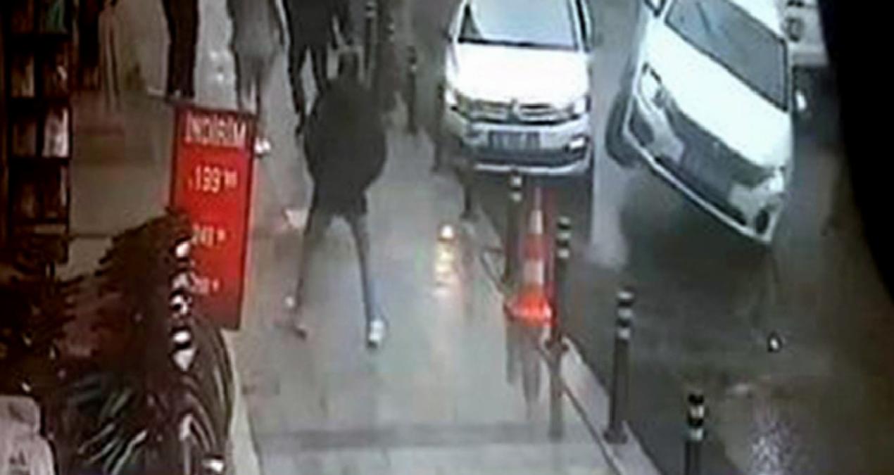 Avcılar’da kaldırıma çıkan otomobil aydınlatma direğine çarparak durdu