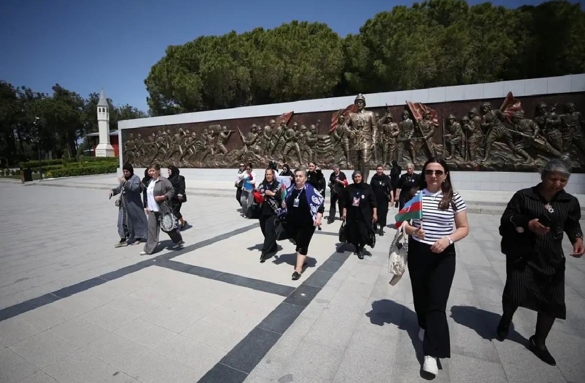 Azerbaycanlı şehit aileleri Tarihi Gelibolu Yarımadası’nı gezdi