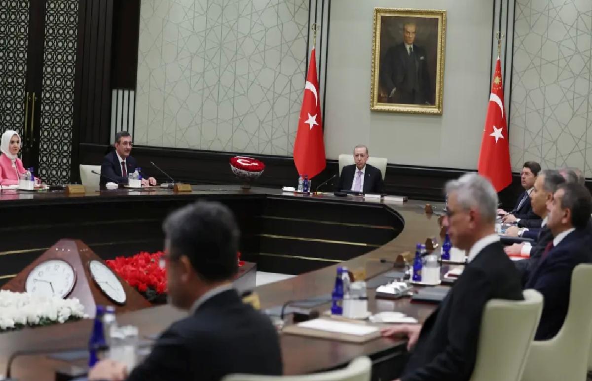 Bahçeli’den Ay Yıldızlı Çiçek