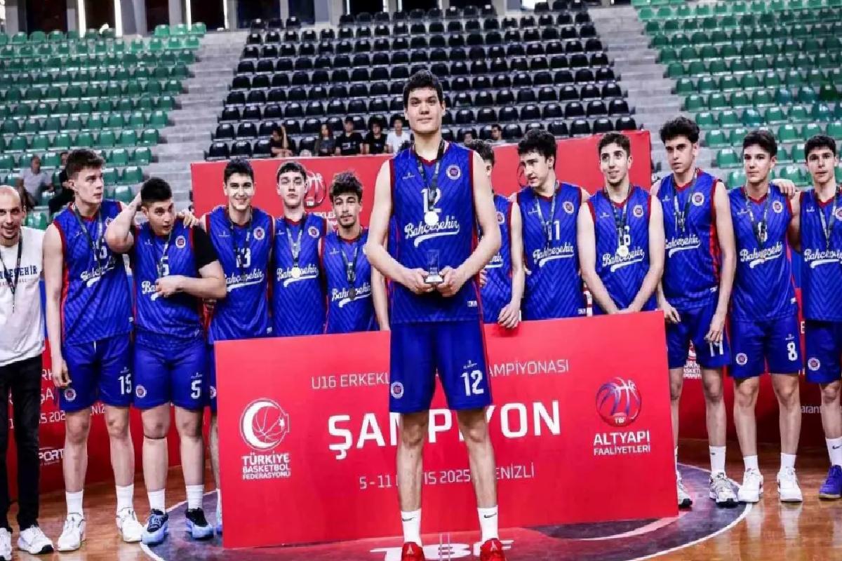 Bahçeşehir Koleji U16 Türkiye Şampiyonu