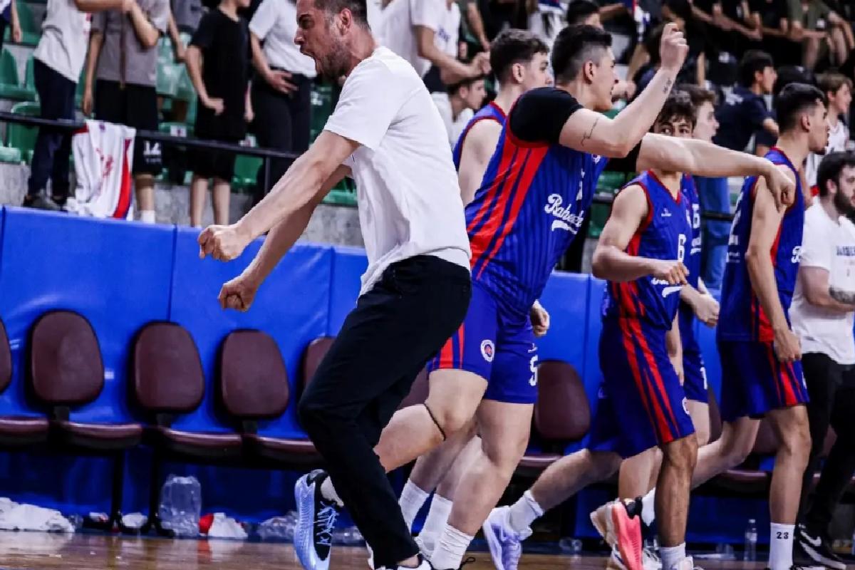 Bahçeşehir Koleji U16 Türkiye Şampiyonu