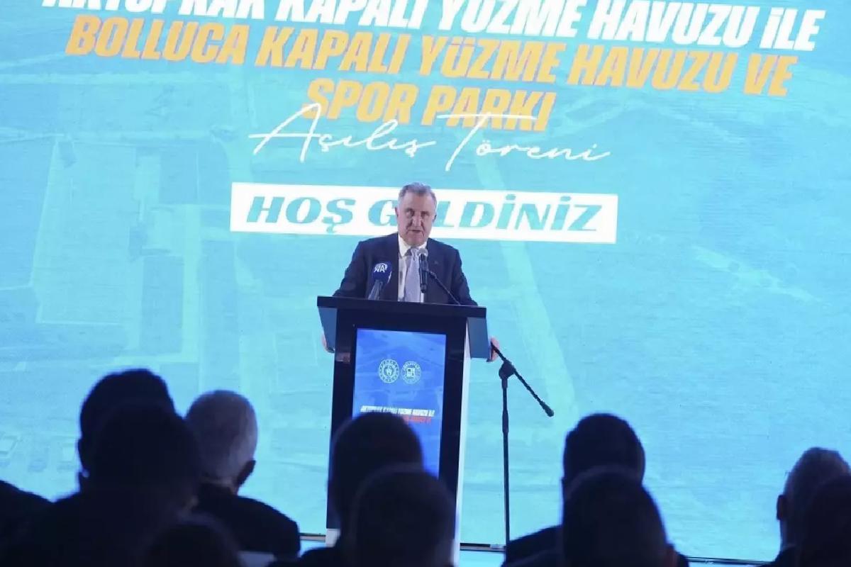 Bakan Bak, Arnavutköy’deki kapalı yüzme havuzlarının açılışına katıldı