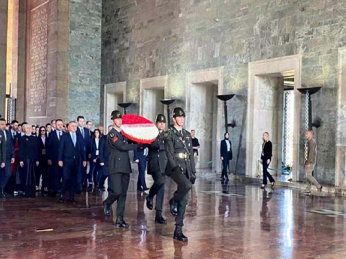 Bakan Bak’tan gençler ve sporcularla Anıtkabir’e ziyaret