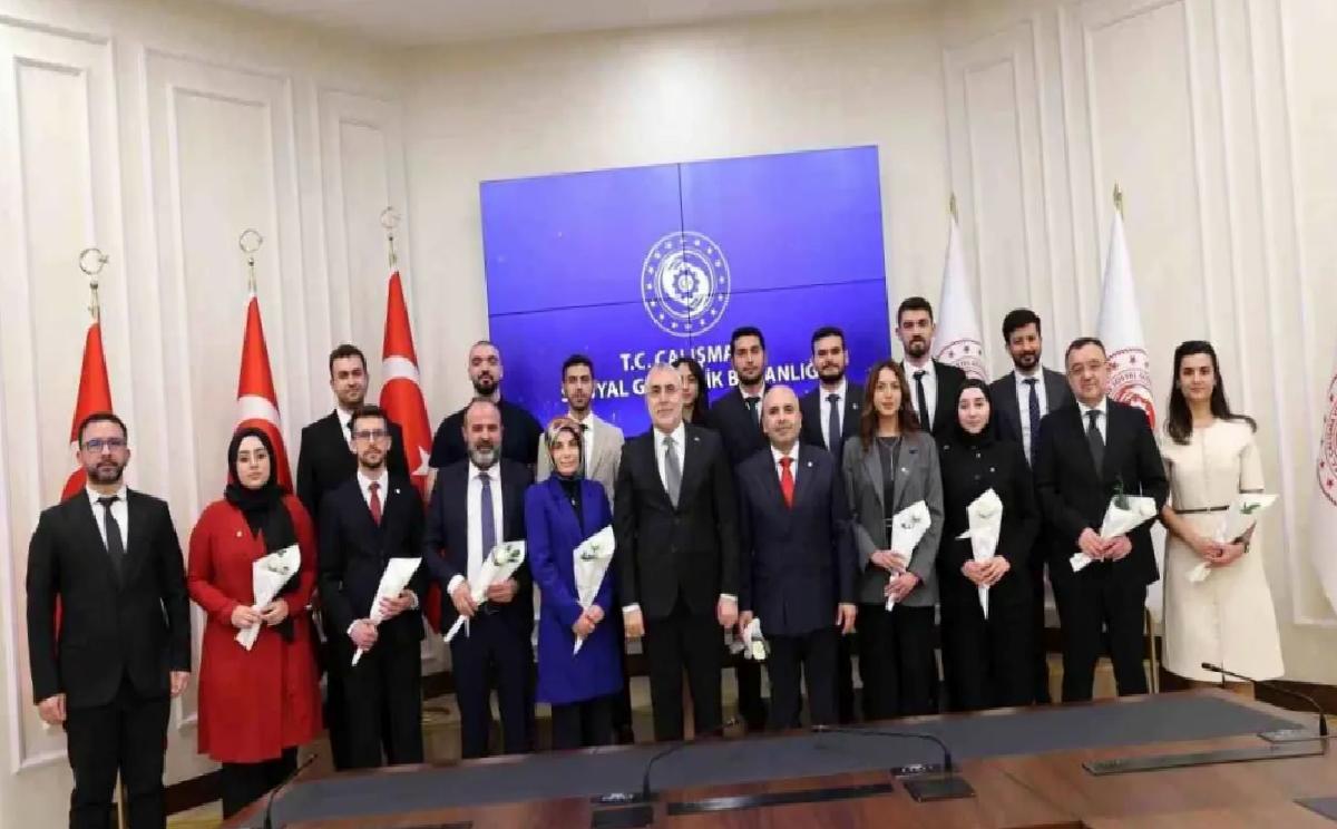 Bakan Işıkhan Eczacılarla Bir Araya Geldi