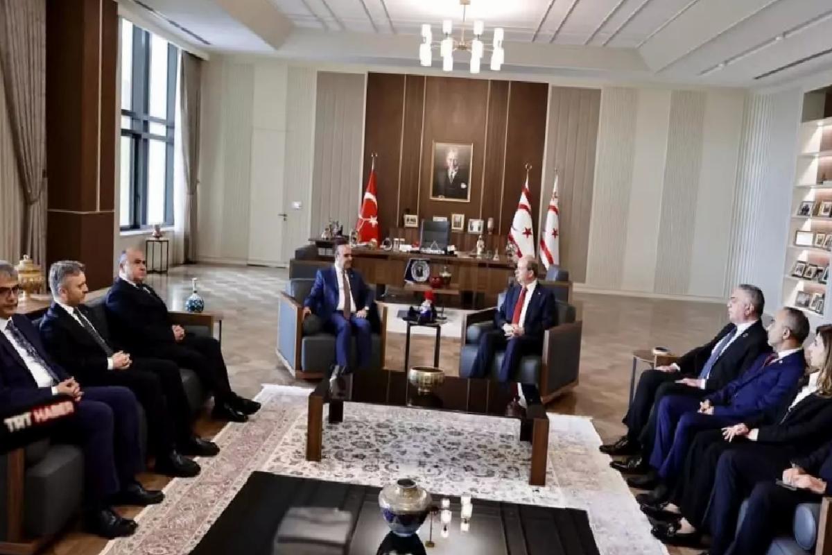 Bakan Kacır, KKTC Cumhurbaşkanı Tatar ile Görüştü