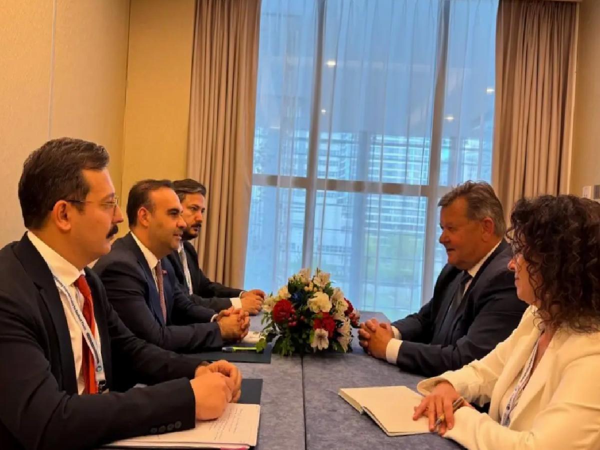 Bakan Kacır Polonya’da İkili Görüşmeler Gerçekleştirdi