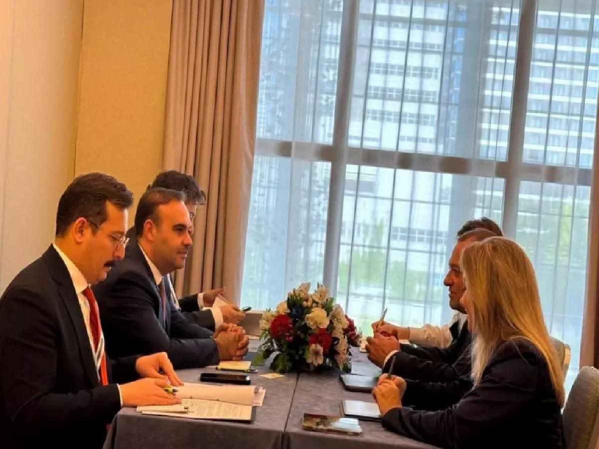 Bakan Kacır Polonya’da İkili Görüşmeler Yaptı