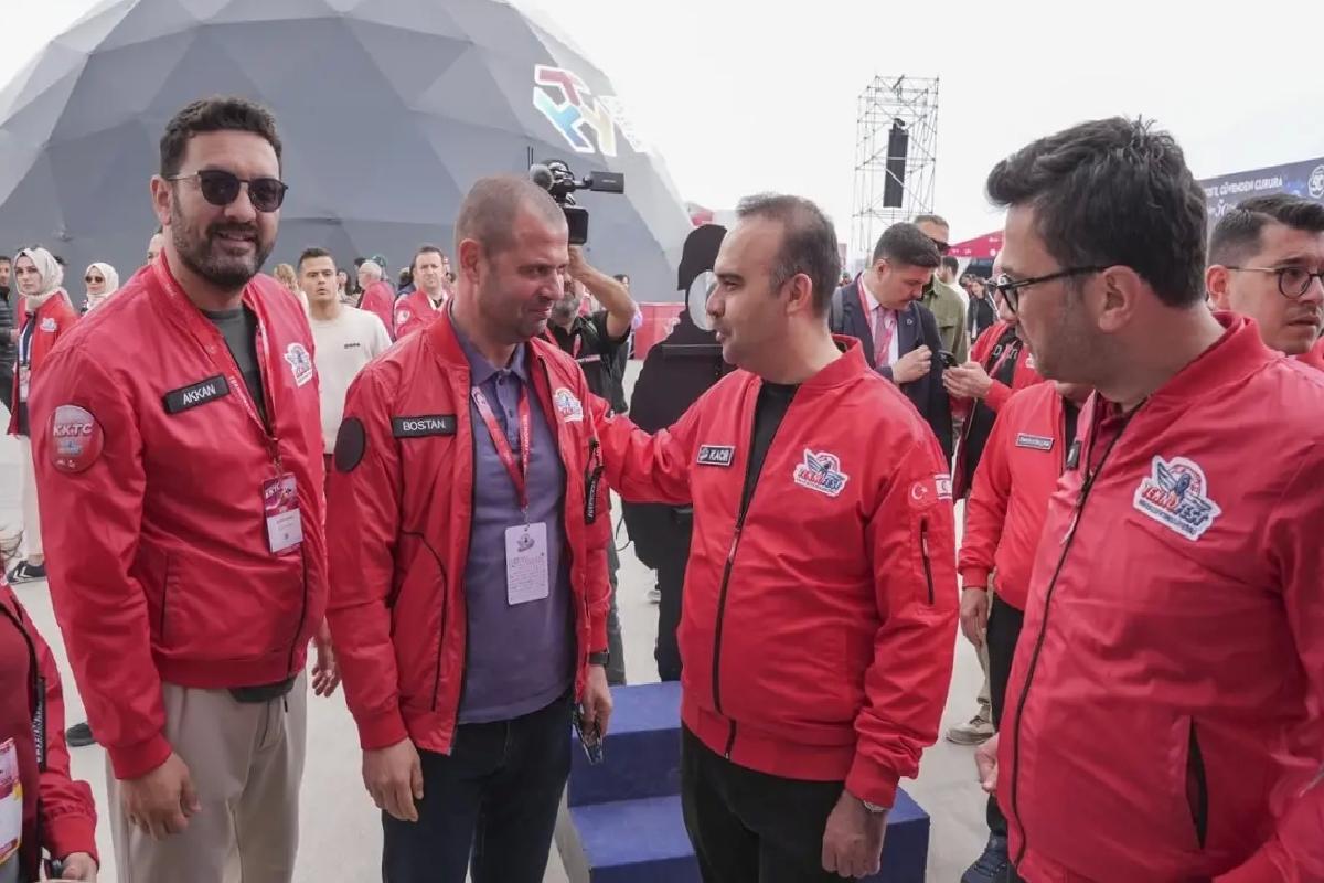 Bakan Kacır, TEKNOFEST KKTC’de AA standını ziyaret etti Açıklaması
