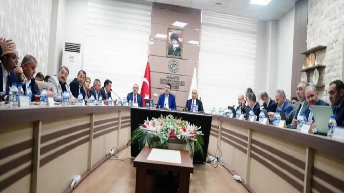 Bakan Kurum: Özgür Bey etrafına baksın yapılanları iyi görür