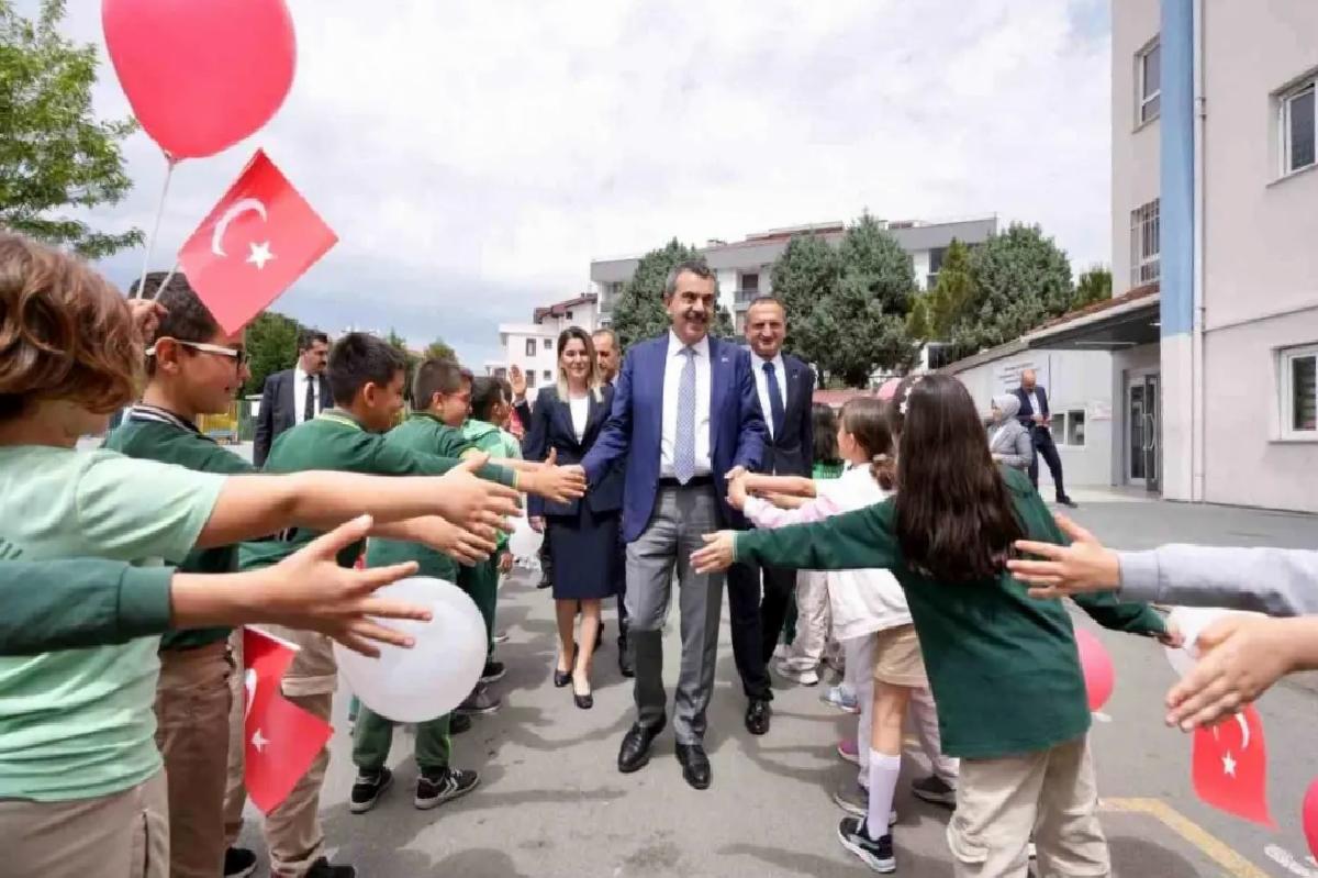 Bakan Tekin Tuzla’daki Okulu Ziyaret Etti