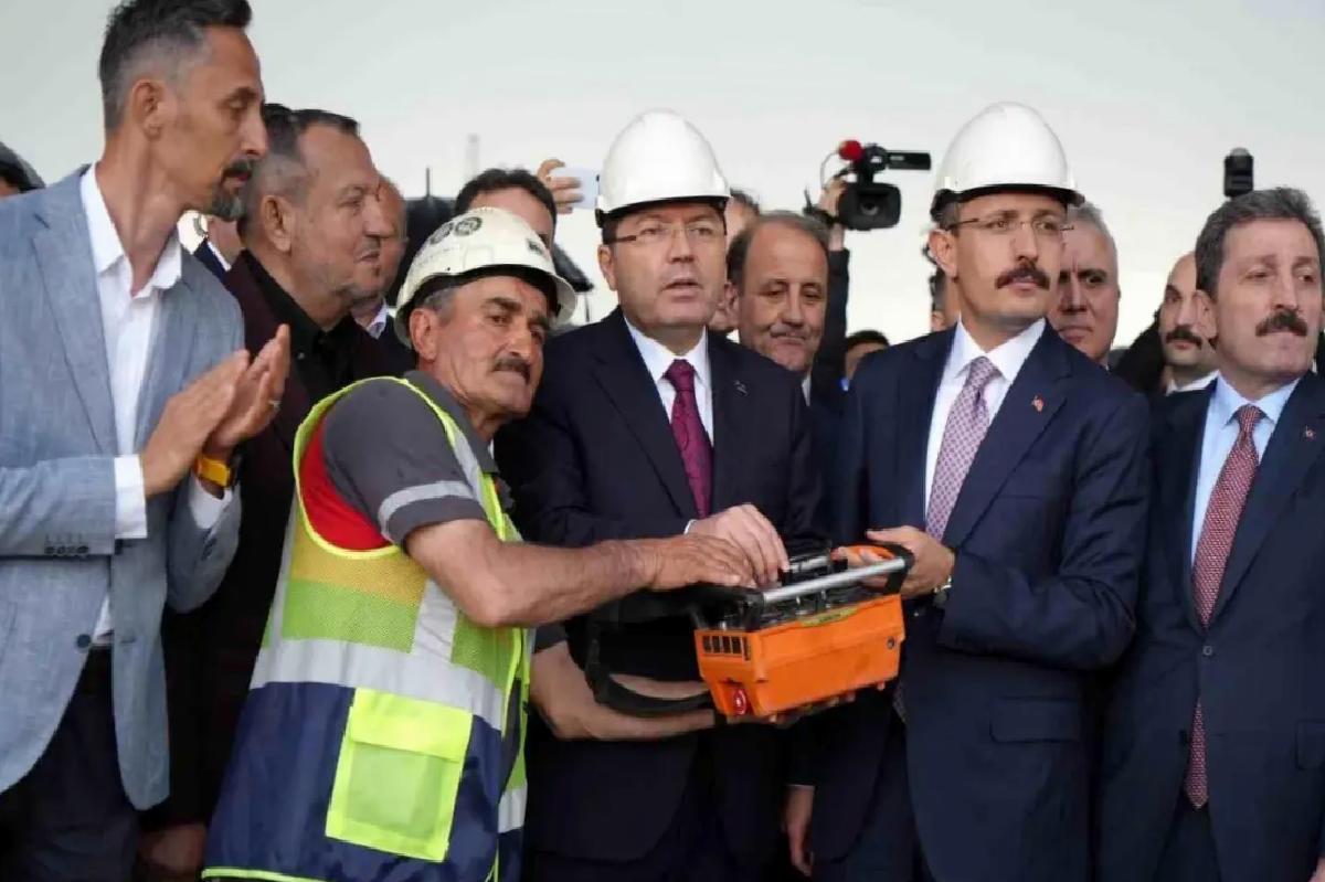 Bakan Tunç: “Yapay zekayla işimizi daha da kolaylaştıracak projeleri önümüzdeki günlerde milletimizle paylaşacağız”