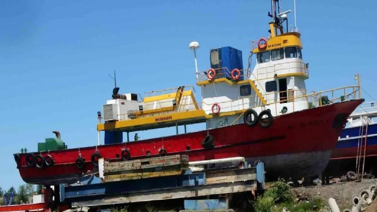 Balıkçı Tekneleri Tersanede Bakımda