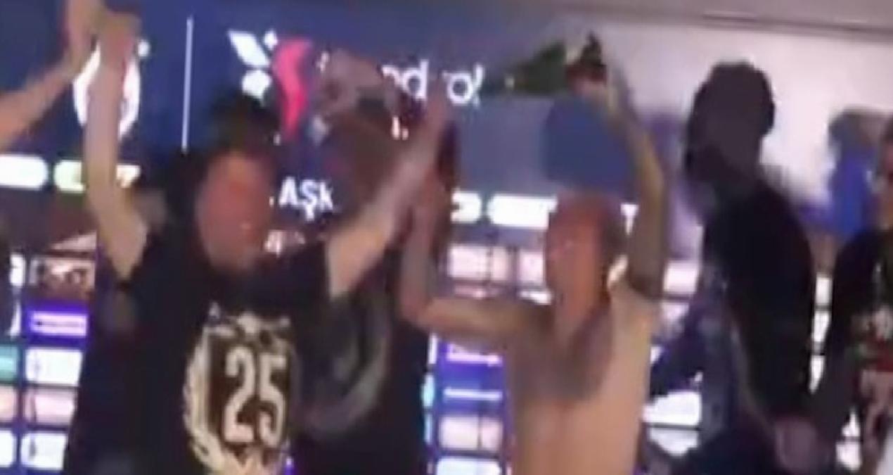 Basın toplantısına baskın: İstifa, istifa, Okan Buruk istifa!
