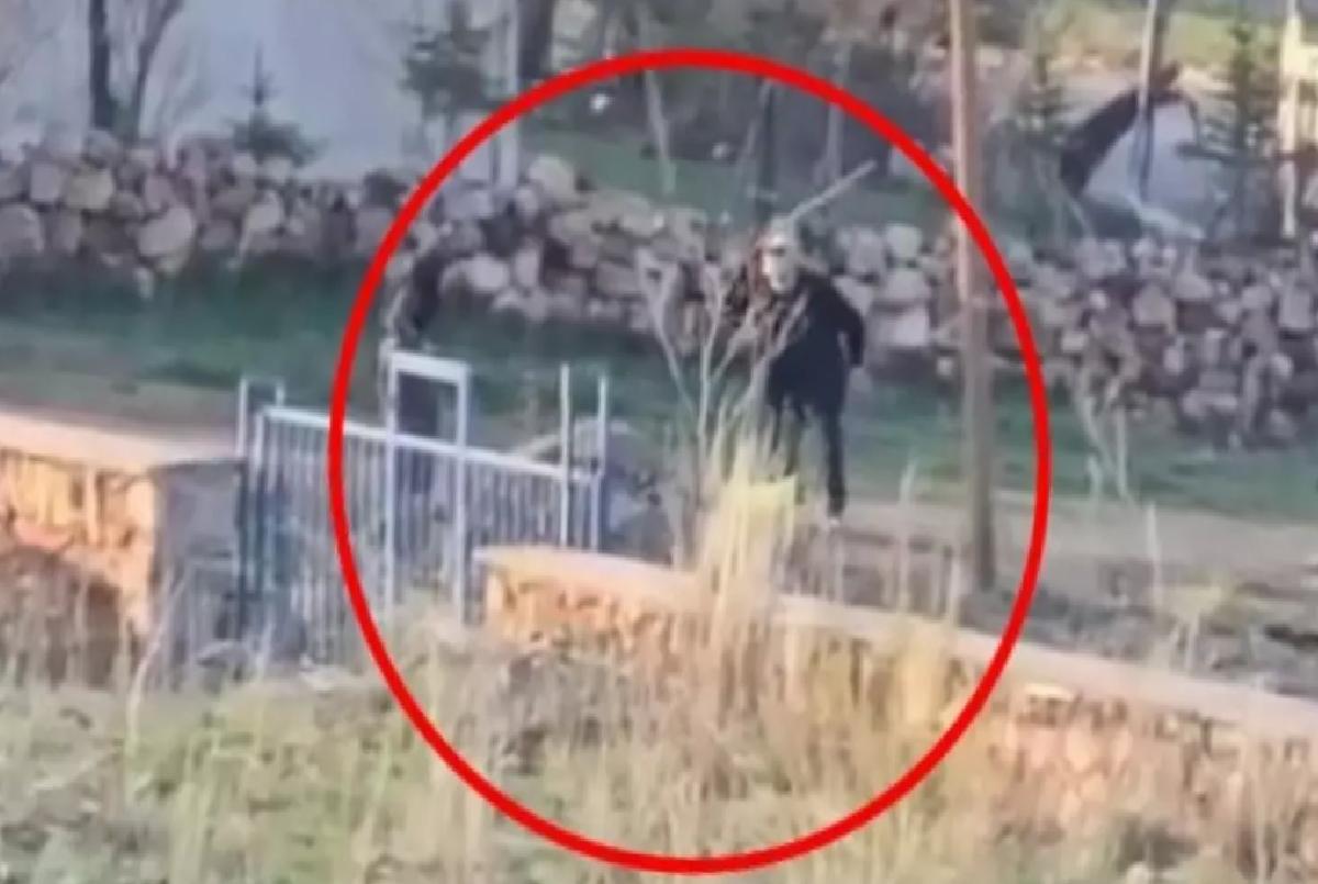 Başına çuval geçirdiği eşeği sopayla acımasızca dövdü