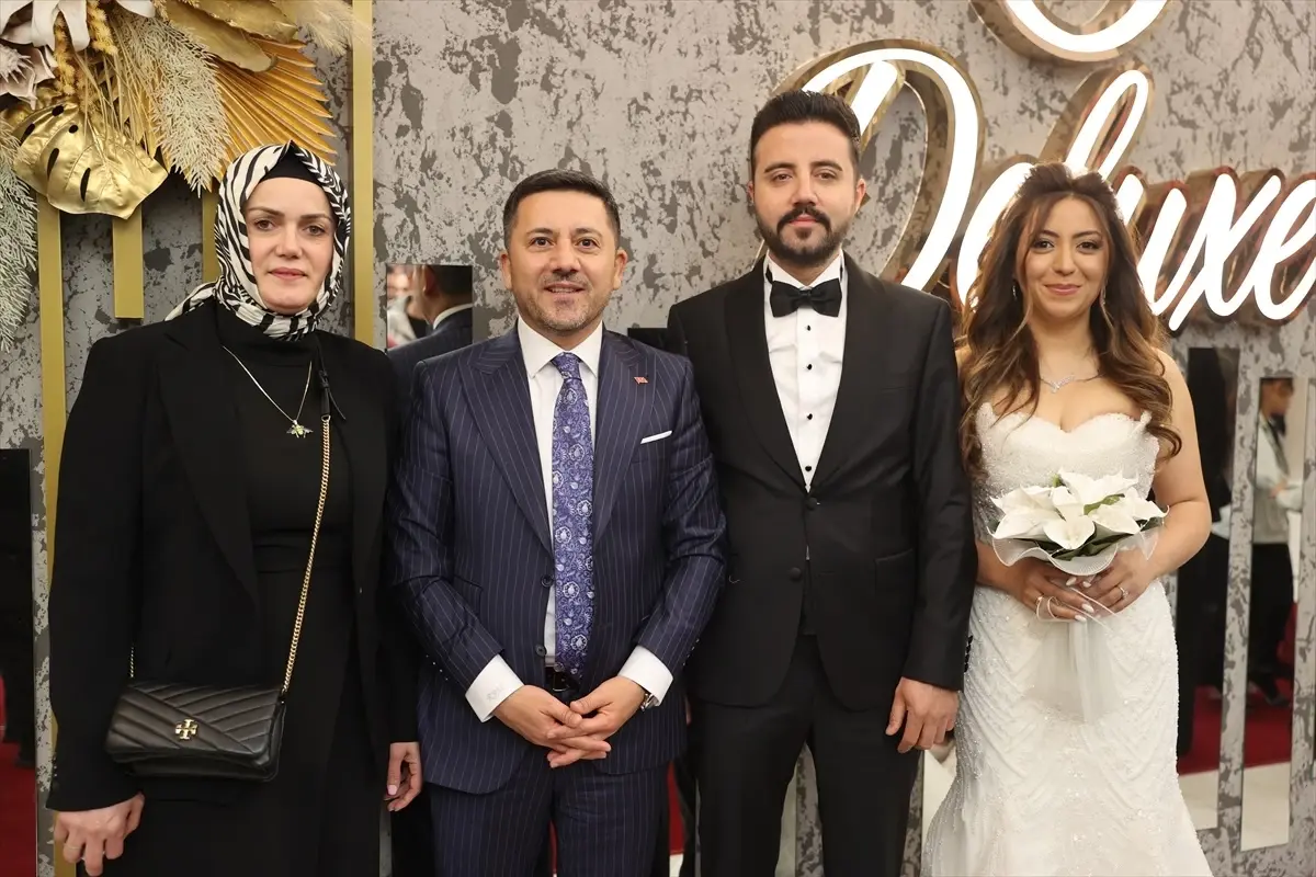 Başkan Arı Gelin Arabası Kullandı