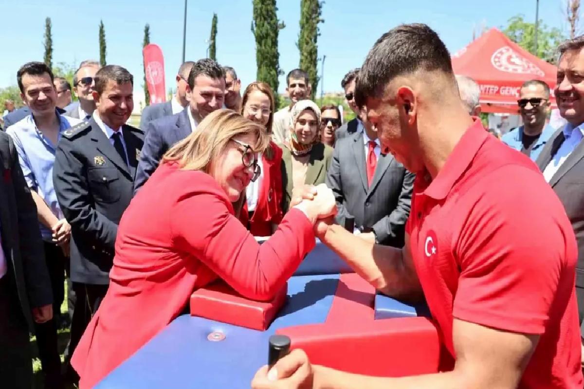 Başkan Fatma Şahin Bilek Güreşinde Rakibini Yendi